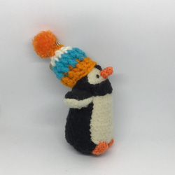 オレンジのポンポン・大きなニット帽の小さなペンギン 2枚目の画像