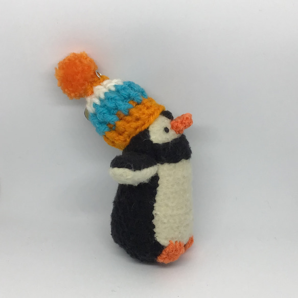 オレンジのポンポン・大きなニット帽の小さなペンギン 2枚目の画像