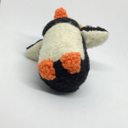 オレンジのポンポン・大きなニット帽の小さなペンギン 5枚目の画像