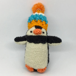 オレンジのポンポン・大きなニット帽の小さなペンギン 1枚目の画像