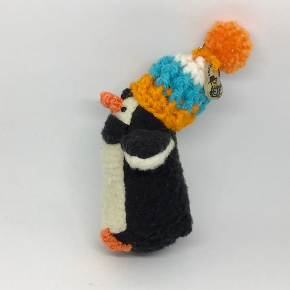 オレンジのポンポン・大きなニット帽の小さなペンギン 3枚目の画像