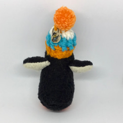 オレンジのポンポン・大きなニット帽の小さなペンギン 4枚目の画像