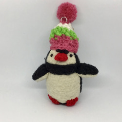 ピンクのポンポン・大きなニット帽の小さなペンギン 1枚目の画像