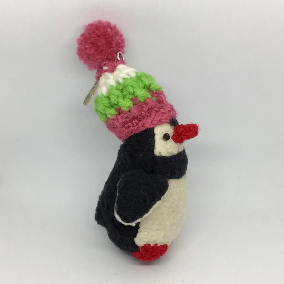 ピンクのポンポン・大きなニット帽の小さなペンギン 2枚目の画像