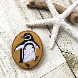 マゼランペンギンの手刺繍ブローチ 1枚目の画像