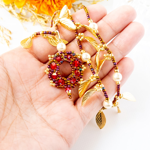 赤いビーズ ネックレス 花の留め具どんな色とも相性抜群 赤いビーズ ネックレス 花の留め具どんな色とも相性抜群|mercari