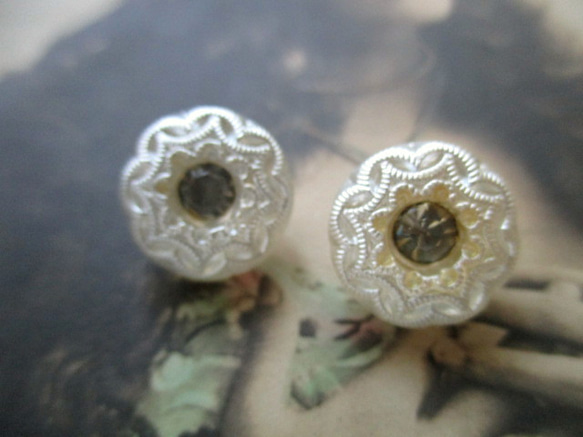 *♥*Vintage Czech Glass Button Flower Pearly White 2pcs*♥* 4枚目の画像