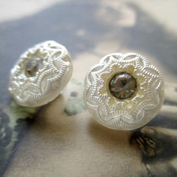 *♥*Vintage Czech Glass Button Flower Pearly White 2pcs*♥* 1枚目の画像