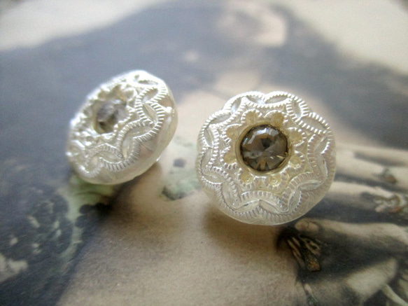 *♥*Vintage Czech Glass Button Flower Pearly White 2pcs*♥* 1枚目の画像