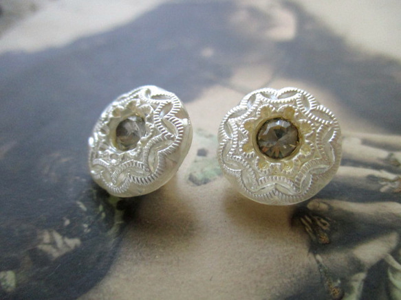 *♥*Vintage Czech Glass Button Flower Pearly White 2pcs*♥* 2枚目の画像