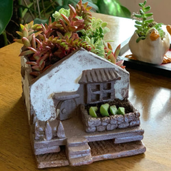 北欧風の田舎町に佇むレンガのお家をイメージした焼き締め植木鉢 5枚目の画像