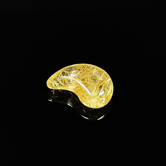 【透明度抜群!!】現品一点物 ゴールドルチル 勾玉 Ｍｒ７９ 金針水晶 お守り 不思議な力 天然石 贈り物 プレゼント 16枚目の画像