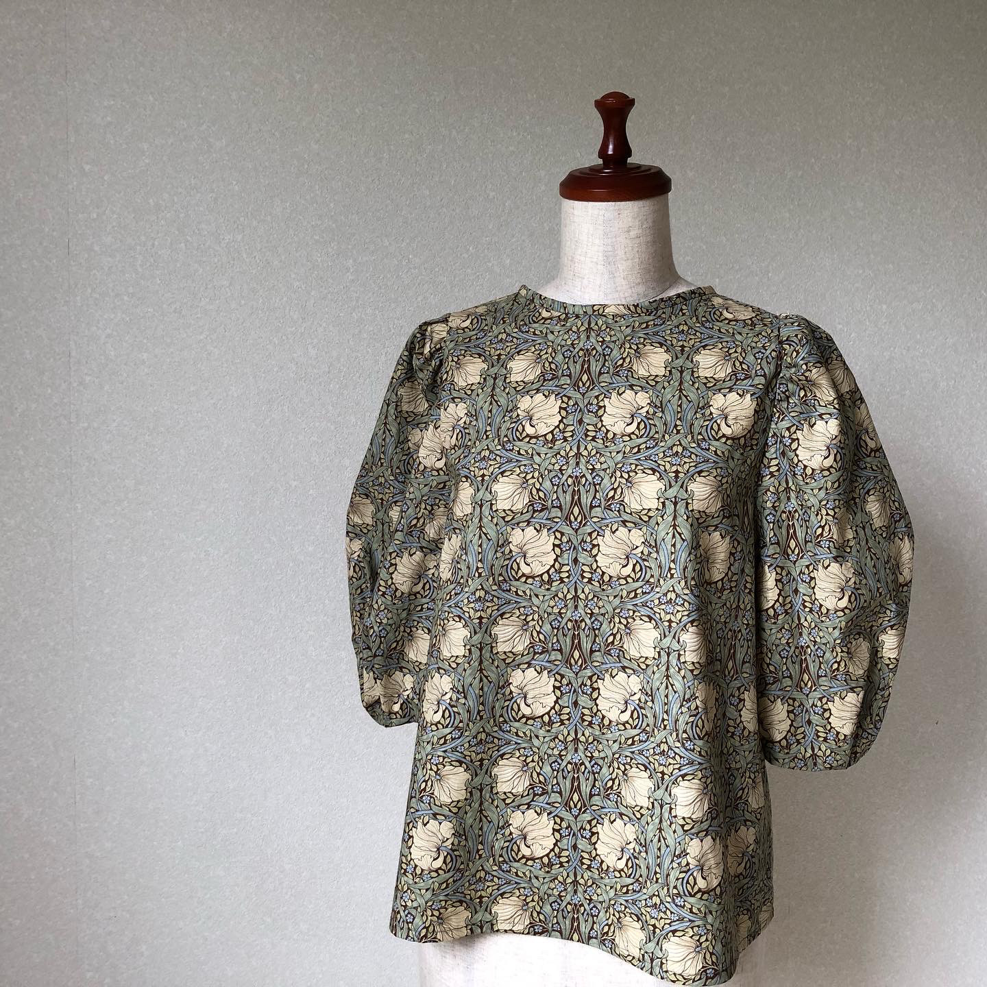 お袖ぽわんブラウス　Morris生地　五分袖　綿100％