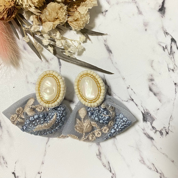 ビーズ刺繍オーバルカボションのインド刺繍ピアス ピアス（スタッド 