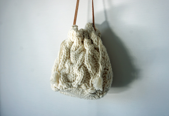 【完売】ローゲージウール・巾着バッグ（N-420129-白）・ペルーニット 5枚目の画像