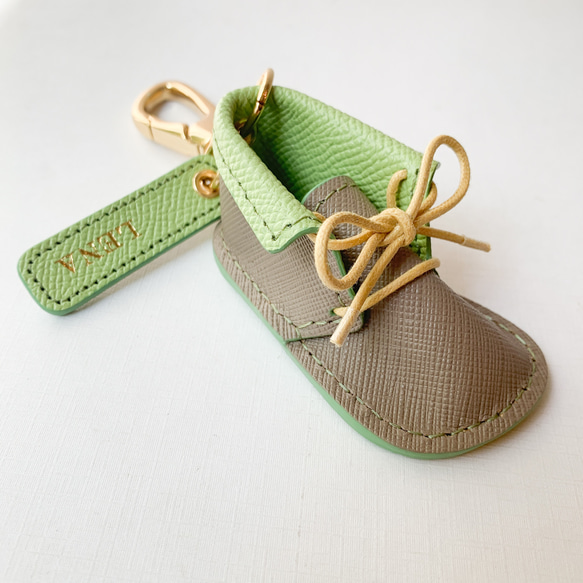 《出産祝内祝にお勧め》新生児サイズの靴キーホルダー(刻印可能） 12枚目の画像