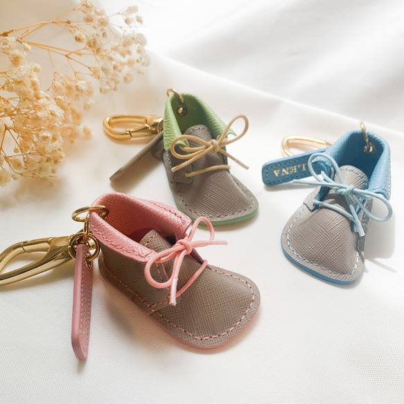 《出産祝内祝にお勧め》新生児サイズの靴キーホルダー(刻印可能） 1枚目の画像