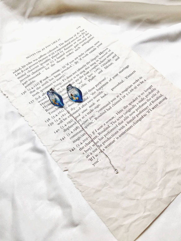 漸層藍色琉璃–花瓣耳環–藏金–不對稱垂墜銀鍊 第2張的照片