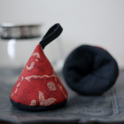 三角鍋つかみ　2個セット　インドブロックプリント　バグルー伝統染　赤　キッチン雑貨　花柄　エスニック 2枚目の画像