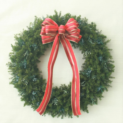 赤いリボンの王道クリスマスリース 針葉樹のシンプルなリース 大きめ