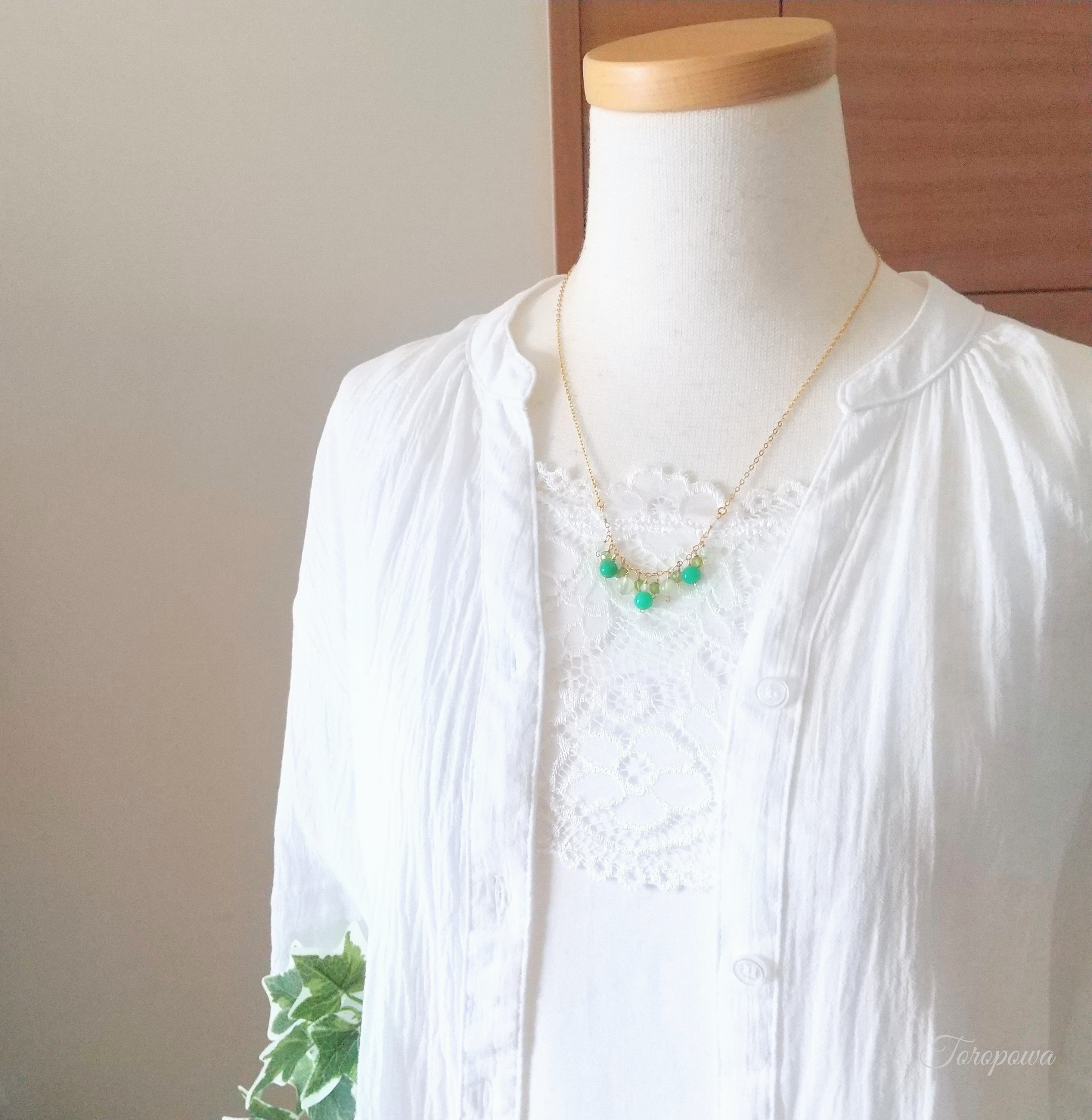 14kgfクリソプレーズとペリドット、プレナイトグリーンカラーのショートネックレス