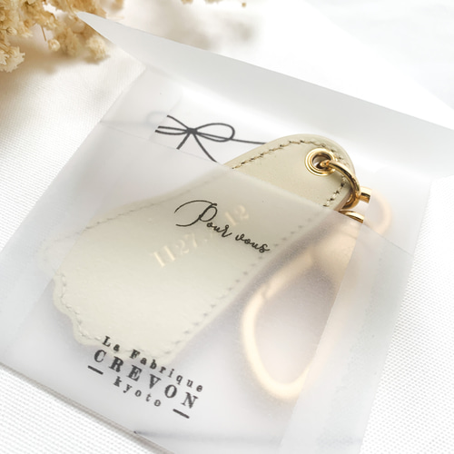 プレゼント・お揃いギフト》イニシャルチャーム付牛革スリムタグの