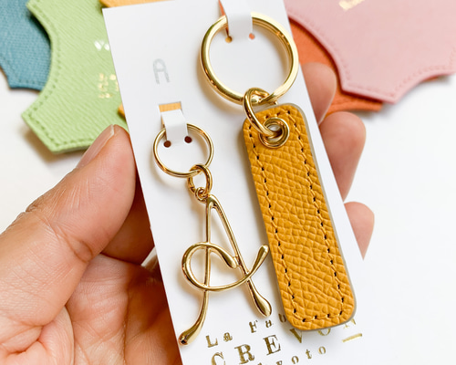 プレゼント・お揃いギフト》イニシャルチャーム付牛革スリムタグの