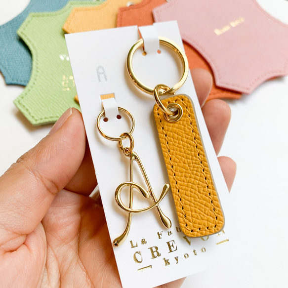 プレゼント・お揃いギフト》イニシャルチャーム付牛革スリムタグの