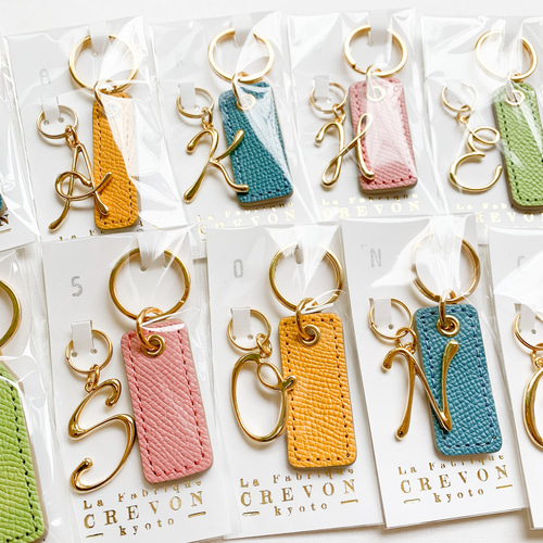 プレゼント・お揃いギフト》イニシャルチャーム付牛革スリムタグの