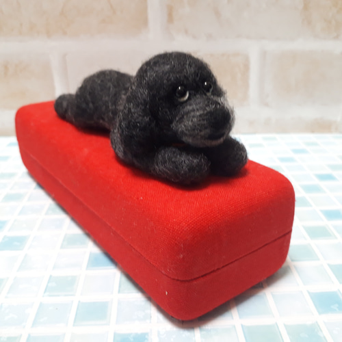 羊毛フェルト　ハンドメイド　犬　トイプードル　寝そべりポーズ 羊毛フェルトハンドメイド犬トイプードル寝そべりポーズ