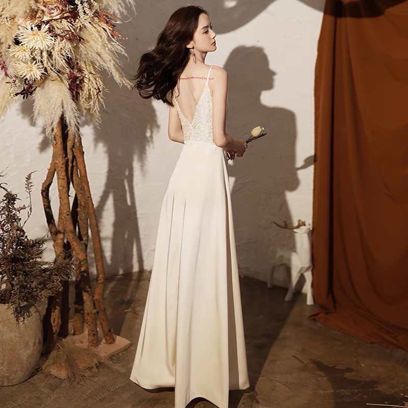 Vネック ノースリーブベージュウェディングドレス 二次会 フォト