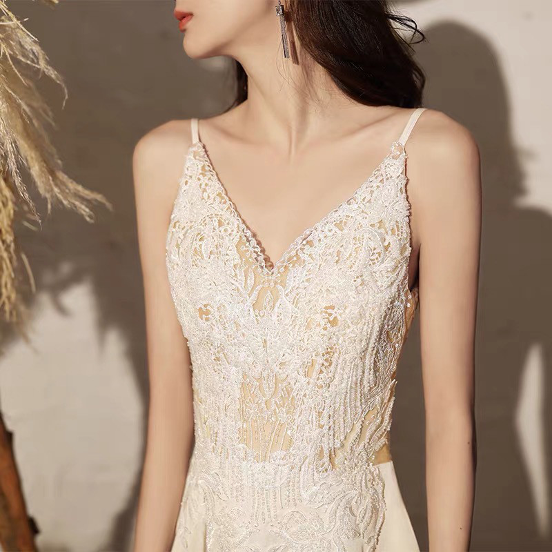 Vネック ノースリーブベージュウェディングドレス 二次会 フォト