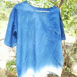 春分売り尽くしSale⭐️  メンズ   伝統の正藍染  竹布  布帛のTシャツ   藍染グラデーション　Mサイズ 1枚目の画像