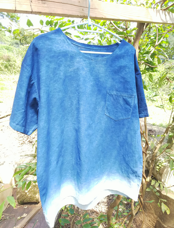 春分売り尽くしSale⭐️  メンズ   伝統の正藍染  竹布  布帛のTシャツ   藍染グラデーション　Mサイズ 1枚目の画像