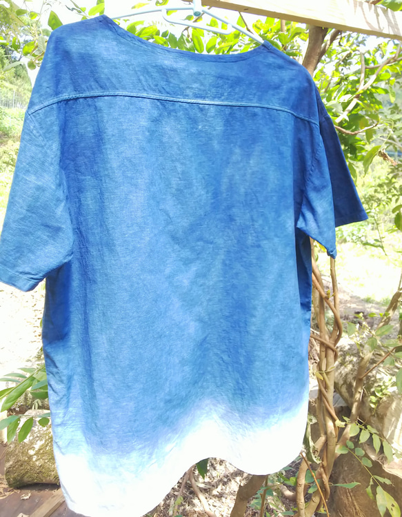 春分売り尽くしSale⭐️  メンズ   伝統の正藍染  竹布  布帛のTシャツ   藍染グラデーション　Mサイズ 2枚目の画像