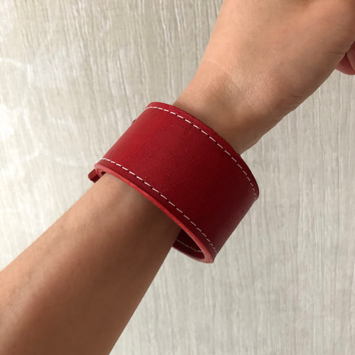 一点もの】ワンタッチ・レザーバングル【レッド】パチンと当てて装着