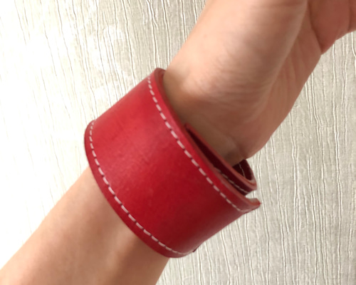 一点もの】ワンタッチ・レザーバングル【レッド】パチンと当てて装着