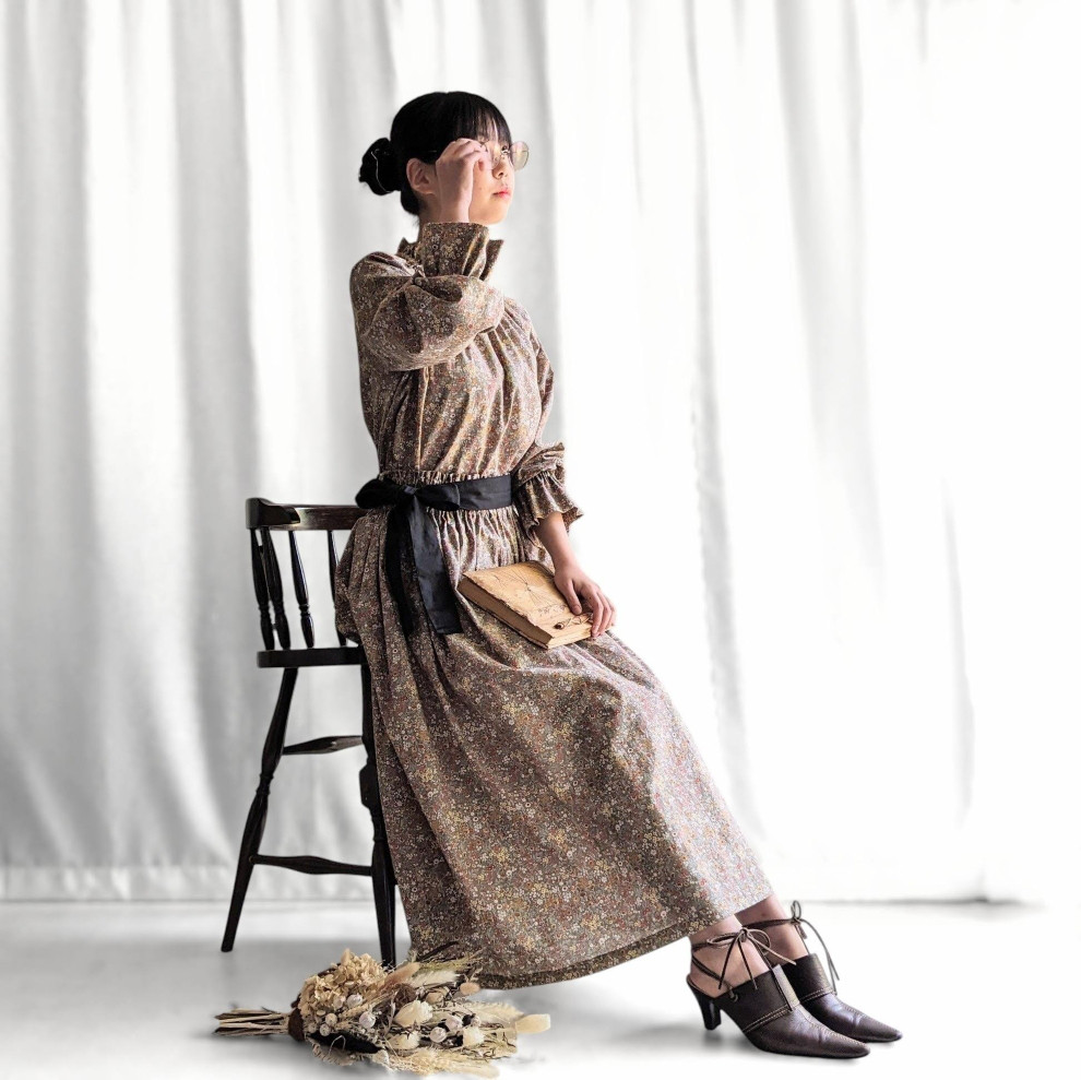 『レトロでノスタルジックな初秋の装い』小花柄のセットアップ