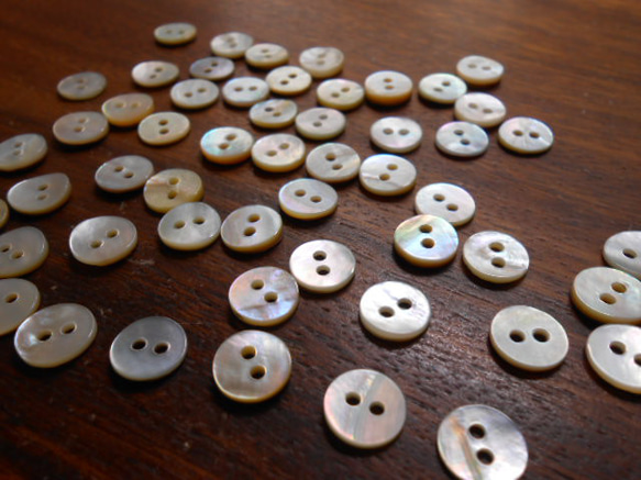 アコヤ貝のボタン　9mm　2穴　20個 3枚目の画像