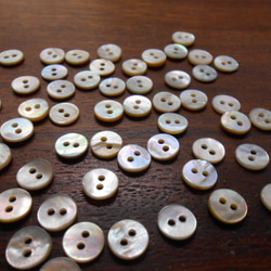 アコヤ貝のボタン　9mm　2穴　20個 2枚目の画像
