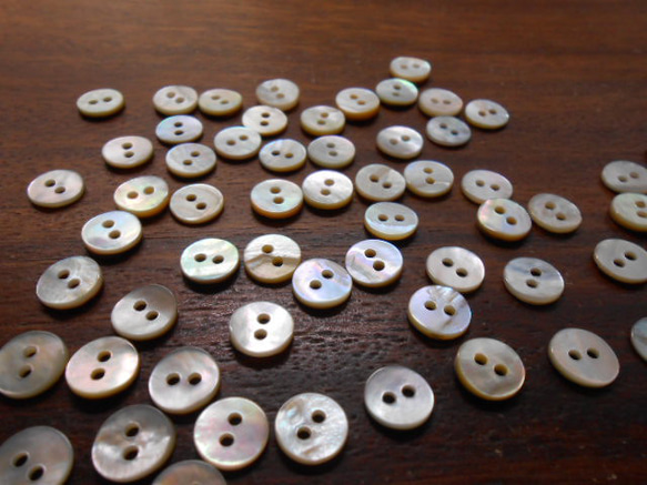 アコヤ貝のボタン　9mm　2穴　20個 2枚目の画像