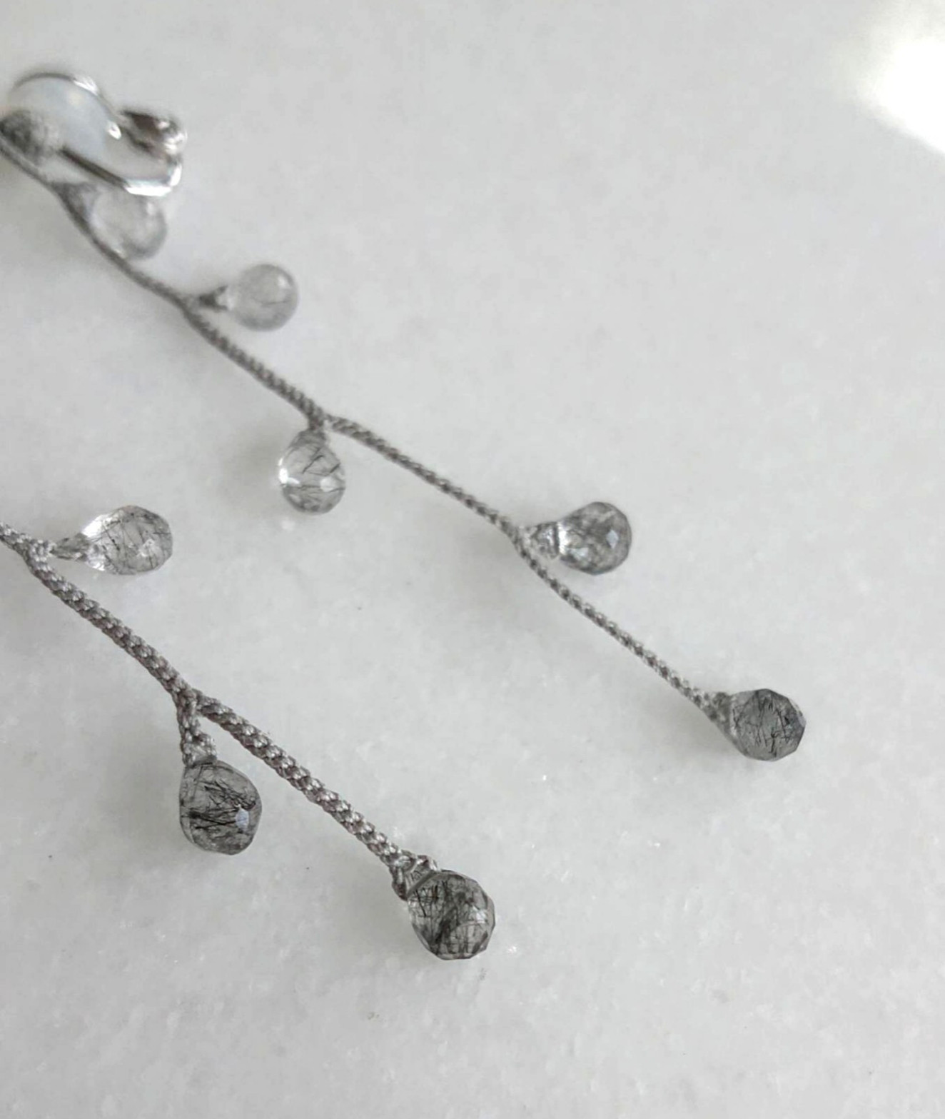 ブラックトルマリンインクォーツ(ブラックルチルクォーツ)のラインイヤリング　痛くなりづらいイヤリング