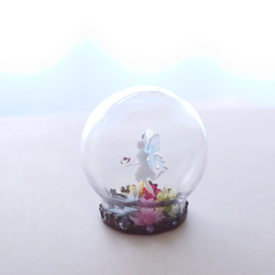 ＊丸いガラスドームの中 の お花畑  妖精 ＊蝶の羽 2枚目の画像