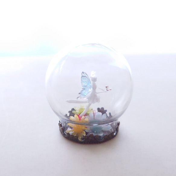 ＊丸いガラスドームの中 の お花畑  妖精 ＊蝶の羽 4枚目の画像