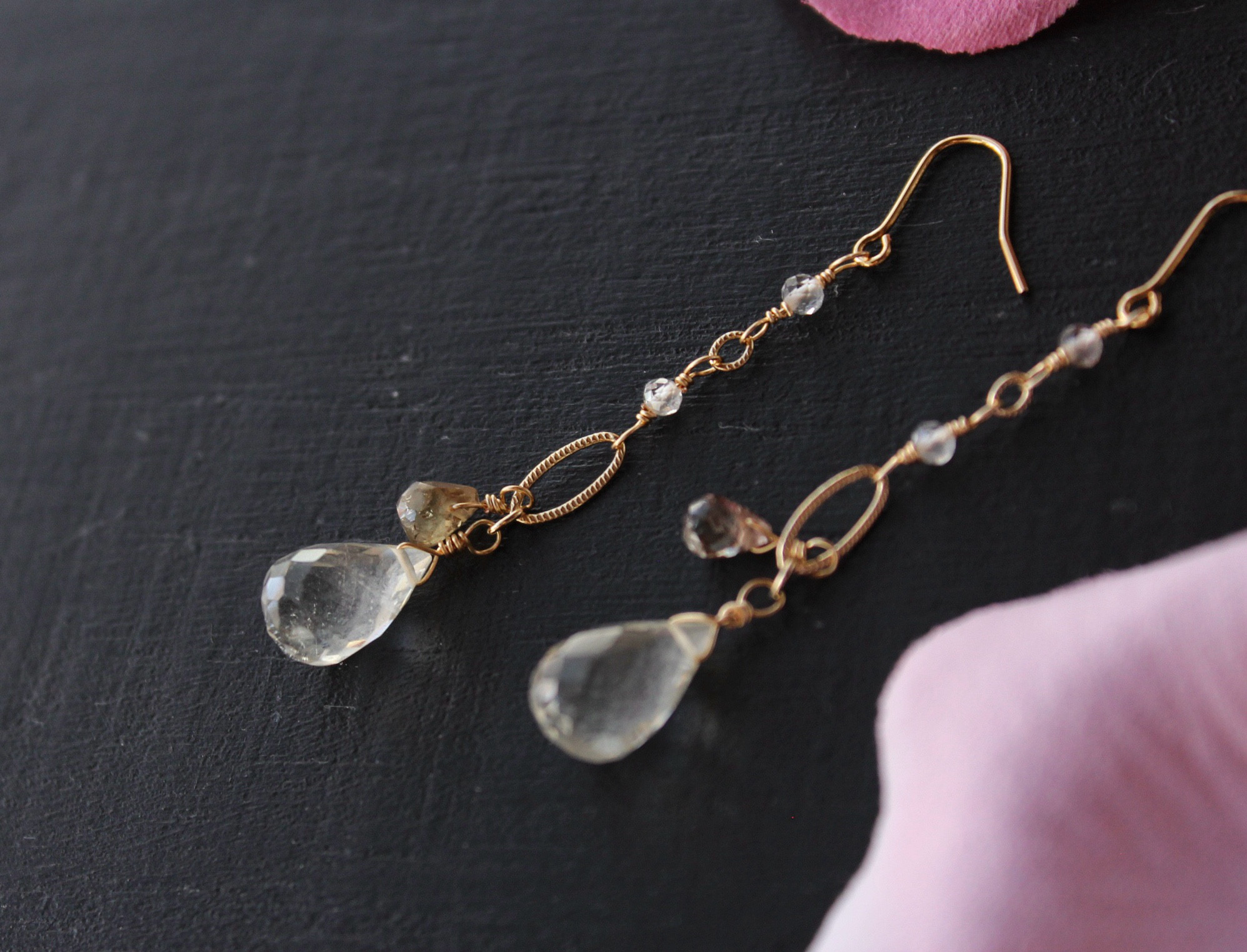 セイロンムーンストーンとカラーチェンジガーネットのピアス14kgf