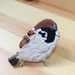 庭に来たネコ♫くるみボタン刺繍ブローチ ブローチ chikayo＊c