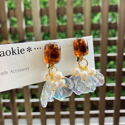 【アレルギー対応】アクリルパーツ　花びら　淡水パール　イヤリング 1枚目の画像