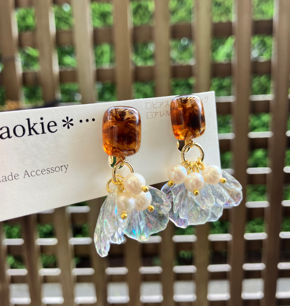 【アレルギー対応】アクリルパーツ　花びら　淡水パール　イヤリング 1枚目の画像