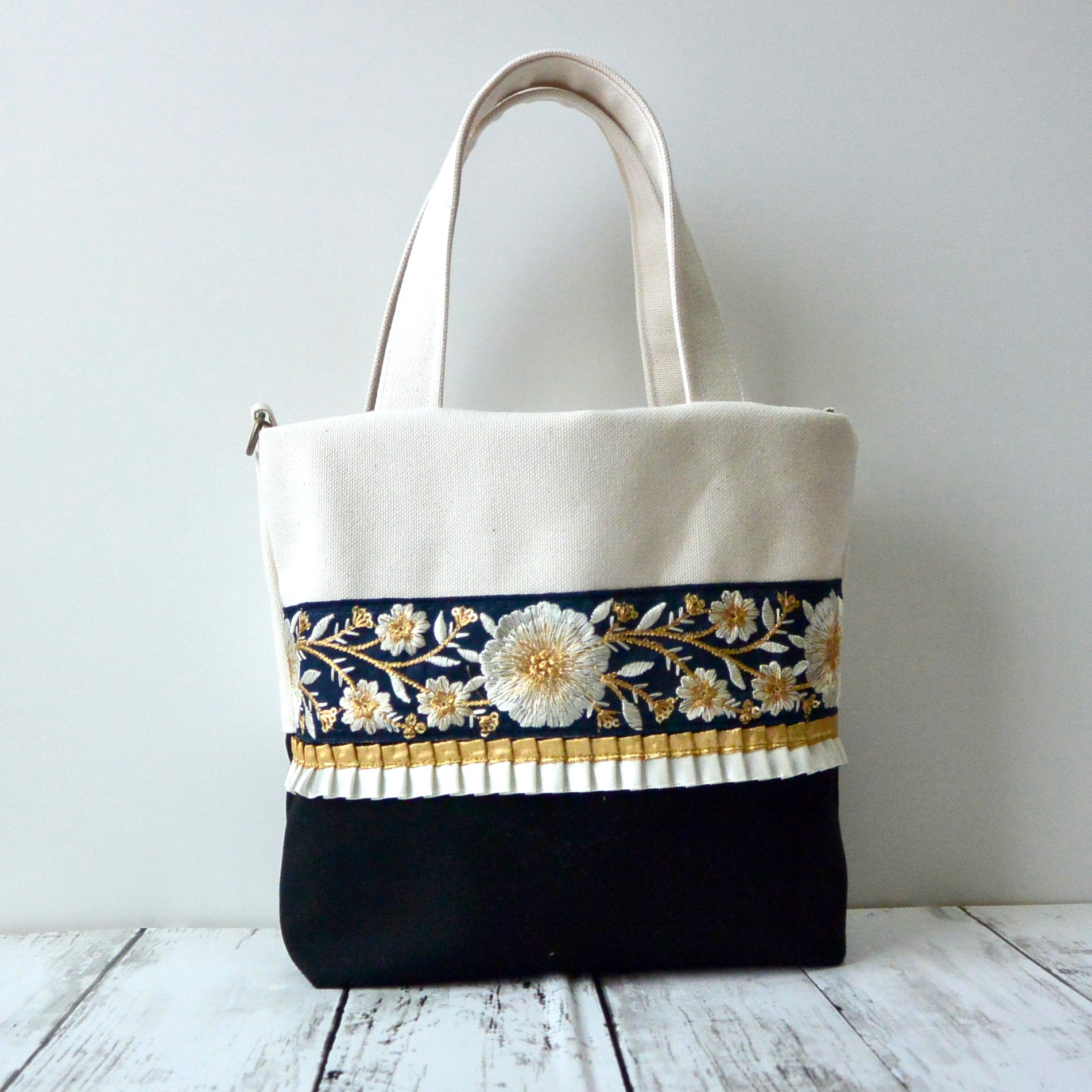 コアラ　インド刺繍ホワイト　トートバッグ　ハンドメイド コアラ トートバッグ インド刺繍ハイクラスと合皮 ハンドメイド