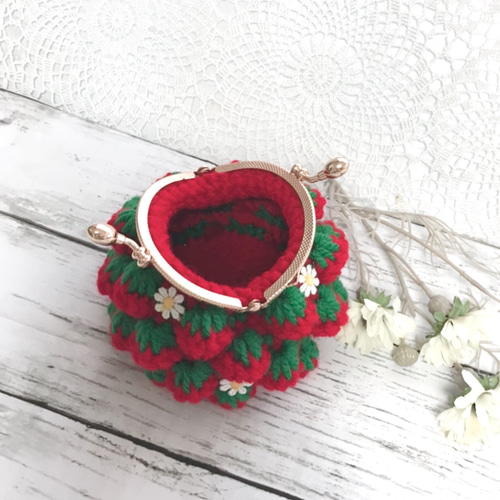 がま口ポーチ ガーリーなマーガレットモチーフ付き 赤いちご 手編み  
